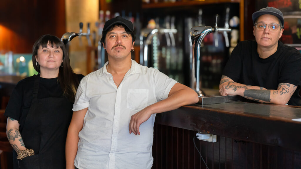 La Isla: El bar de amigos que emerge a los pies de las Torres de Tajamar la isla 1