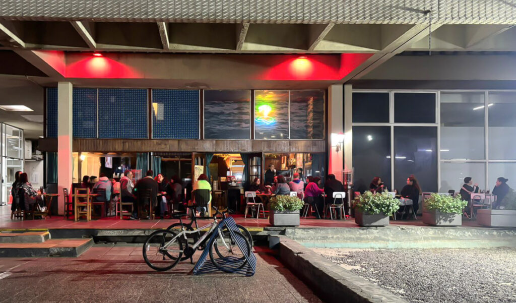 La Isla: El bar de amigos que emerge a los pies de las Torres de Tajamar la isla 7