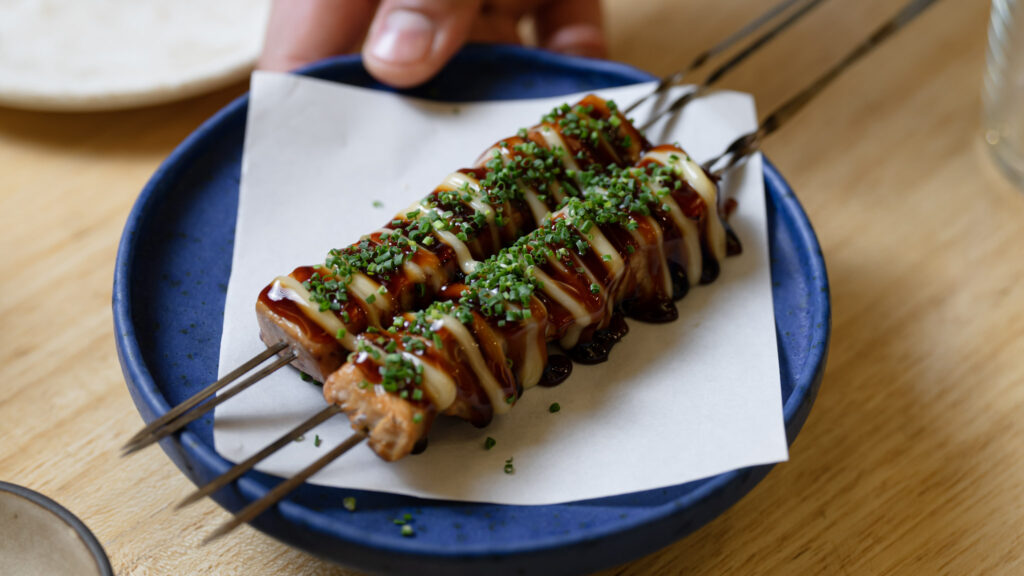 Brocheta elaborada con akami de atún a la parrilla, acompañada de salsa unagi y mayonesa japonesa.