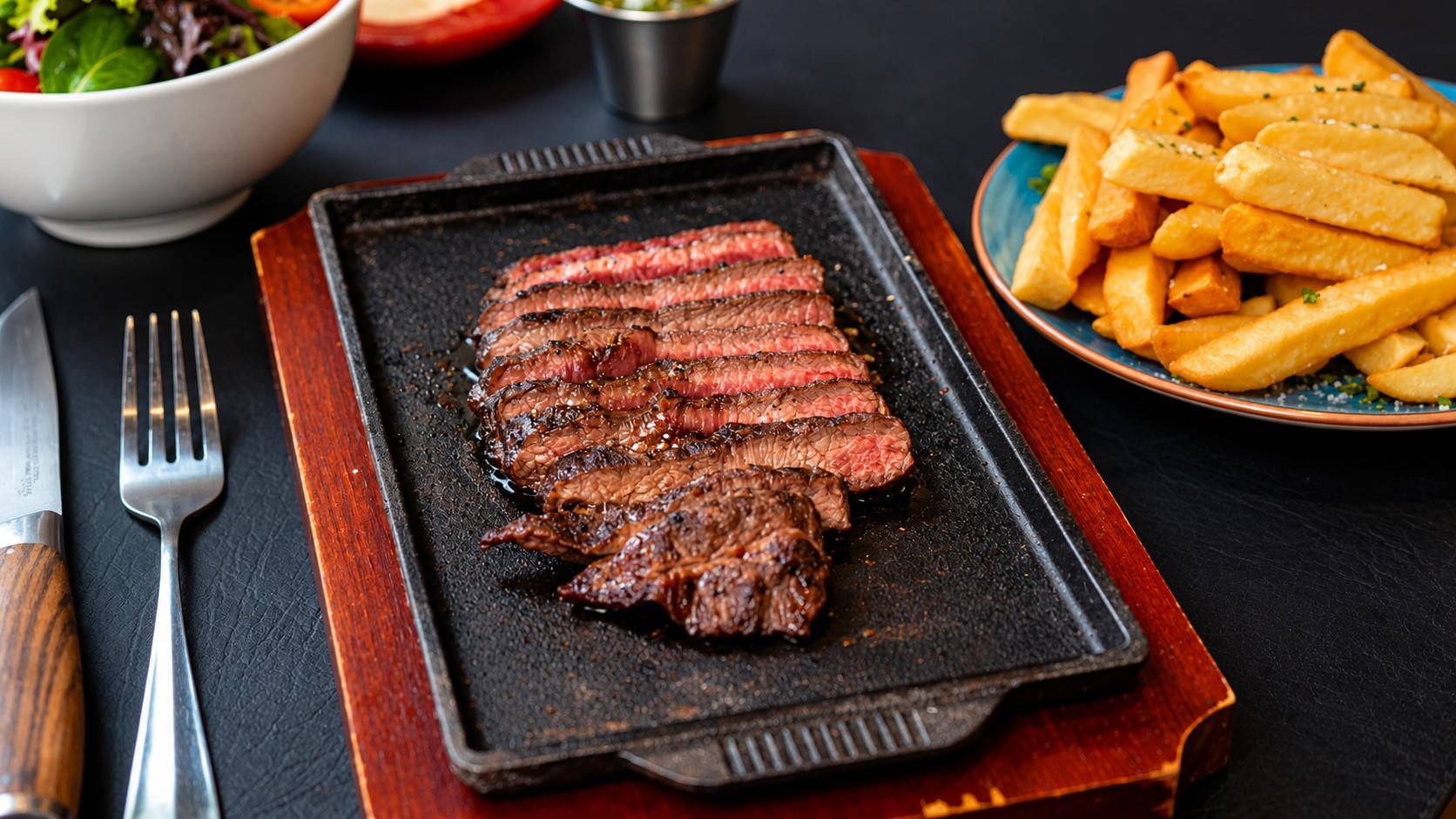 Bistec A La Parrilla Con Papas Y Ensalada